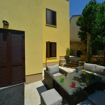 House With A Parking Space - 17868 Holiday home